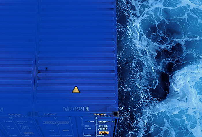 Blaue Tailwind Container auf Wasser