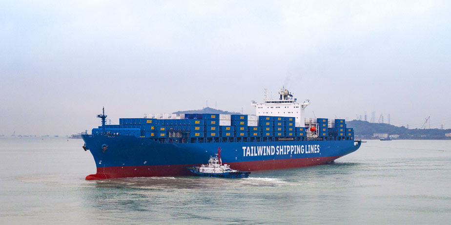 Großes Schiff mit Tailwind Containern